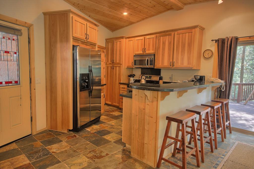 1l The Tree House North Wawona